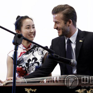 贝克汉姆试弹古筝时的风采