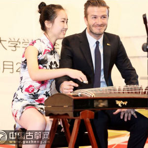 贝克汉姆试弹古筝时的风采