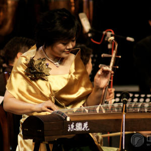 南艺音乐学院民乐系副主任、教授、中国音协会员，古筝学会理事——阎爱华与南京艺术学院学生合奏《茉莉芬芳》。