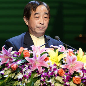 著名作曲家、上海芭蕾舞团国家一级作曲奚其明宣读获得第七届中国音乐金钟奖古筝比赛优秀奖、当代作品演奏奖的获奖者名单。优秀奖获得者分别为崔杉（中央音乐学院选送）、陆莎莎（上海音乐学院选送）、邓翊群（上海音乐学院选送）、任洲洋（上海音乐学院选送）、陆晶（四川音乐学院选送）、吴止境（中央音乐学院选送）。当代作品演奏奖获得者是上海音乐学院选送的刘乐。