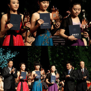 第七届中国音乐金钟奖古筝比赛铜奖获得者夏菁、杨雨桐、程皓如获奖时的风采。（图左：程皓如、中：杨雨桐、右：夏菁）