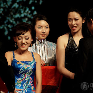 第七届中国音乐金钟奖古筝比赛铜奖银奖获得者丁雪儿（中央音乐学院选送）、刘颖（中国音乐学院选送）获奖时的风采  。（图左：刘颖、图右：丁雪儿） 