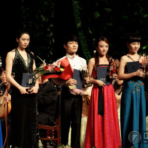 第七届中国音乐金钟奖古筝比赛金、银、铜奖获得者合影留念。（左一：刘颖、左二：丁雪儿、左三：刘乐、右三：程皓如、右二：杨雨桐、右一：夏菁）