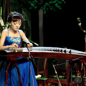 第七届中国音乐金钟奖古筝比赛银奖获得者——刘颖演奏《晓雾》。