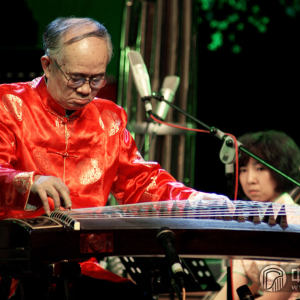 秦筝教育家、演奏家、中国音乐家协会（会员）古筝学会和中国民族管弦乐学会古筝专业委员会副会长、陕西秦筝学会会长——周延甲独奏《秋夜筝》。