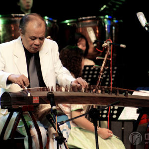 广州星海音乐学院、教授、古筝教育家、演奏家、当代岭南古筝流派传人、学术委员会委员、中国音乐家协会会员、中国民族管弦乐学会常务理事、中国音协古筝学会副会长、中国民族管弦乐学会古筝专业委员会副会长、广东省音乐家协会理事、上 海东方古筝研究会执行理事——陈安华演奏《出水莲》。