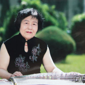 沈阳音乐学院古筝专职老师：阎丽（沈阳音乐学院教授、全国古筝学术交流会、中国传统筝曲交流会、中国古筝艺术交流会组委会委员、学术委员会副主任、中国古筝学会副会长、中国考级专家高级评委）