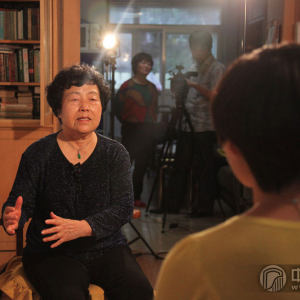 阎丽接受中国古筝网主持人高雅采访时的风采。