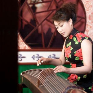 沈阳音乐学院古筝专职老师：芦雁（现任沈阳音乐学院大连分院古筝讲师，并受聘于东北大学大连艺术学院民乐系任教。中国音乐家协会会员，中国民族管弦协会会员，辽宁古筝协会会员。1994年考入沈阳音乐学院民乐系古筝表演专业，1998年毕业，任教于辽宁歌舞团艺术学校，2000年至2006年在沈阳音乐学院南校区任教，2006年3月在沈阳音乐学院大连校区任教至今。)