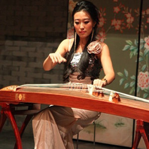 苏畅，五岁开始学琴，六岁师从著名古筝教育家尹长平教授，1996年师从著名古筝教育家、演奏家周望教授。