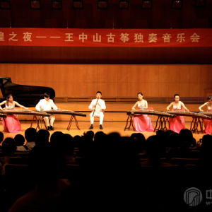 音乐会开场，首先由著名青年古筝演奏家任洁弟子组成的重奏组合——“墨语”演奏了一曲《月儿高》，辽阔旷远的筝音，静谧悠扬的箫，别具一格，意境悠远耐人寻味。