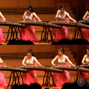 南京艺术学院“墨语”古筝组合演奏《月儿高》时的风采。