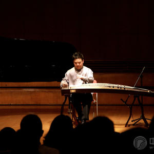 一曲《秋望》，一串激烈的刮奏立刻将人们的思绪引入秋的惆怅，随后熟悉的旋律牵出绵绵秋思。经过一段深情的遐想后，快板段的欢快节奏让人情绪昂扬起来。最后，尾声的音响缓缓消失，留给人无限的遐思……