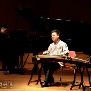 王中山老师首先演奏了一曲《秋望》。（钢琴伴奏：计璐）