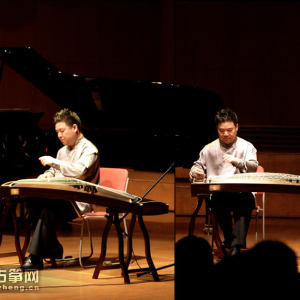 王中山演奏《秋望》时的风采。