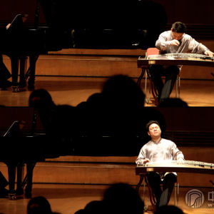 王中山演奏《望秦川》时的风采。