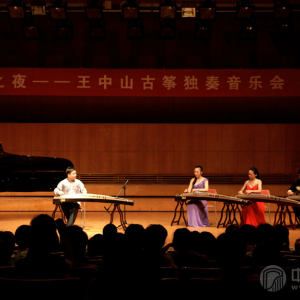 在音乐会中场休息前，王中山又演奏了一曲《汉江韵》。（伴奏：南京艺术学院附中学生）