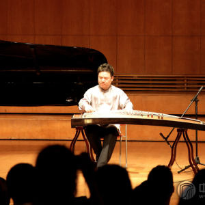 王中山演奏《汉江韵》时的风采。