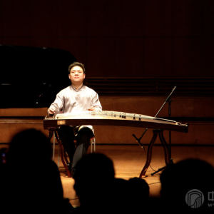 《望秦川》开头的处理比较特别，是慢地、弱地进入，慢慢将情绪引申出来。曲中王中山老师有数处弱奏，都极能牵人心弦。