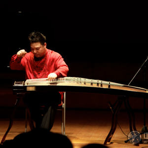 《殇》音乐一展开，立刻把人带到充满神秘与奇幻的西域世界。曲中的拍奏模拟打击乐音响，更为音乐增添了浓烈的西域色彩。（图为王中山演奏《殇》时的风采）