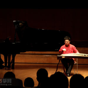 新作品《望故乡》的旋律明朗轻快，令人如沐春风。乐曲还颇有些河南地方音乐韵味，不难让人想到这是作者王中山老师对河南老家的怀念、赞美。