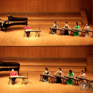 当晚，观众听到的《夜深沉》与往常听到的不同。演奏乐器除了古筝、大鼓，还加入了钢琴；演奏形式上除了主奏的一台筝，又加入了四台筝参与重奏。先是钢琴奏出个小引子，紧接着王中山老师先进入音乐，带出大鼓独奏，接下去以主奏筝奏主旋律，钢琴、大鼓及另外四台筝共同随韵合乐，音乐效果较观众惯常听到的音响更为丰富，气势更为恢宏，将整场音乐会推向高潮。