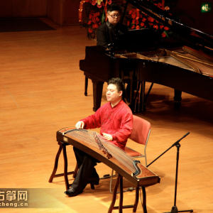 王中山在“南京古筝独奏音乐会”上演奏时的风采。