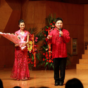 音乐会最后，王老师拿起话筒和观众现场交流，谈到今天来南京还遇到一点小麻烦。本来从北京的家到首都机场只用半小时，今天堵车用了两个小时。王老师说，自己一直致力于推广民乐，而推广民乐的对象更看重台下的非专业的小朋友。