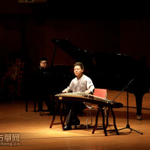 王中山在“南京古筝独奏音乐会”上演奏时的风采。