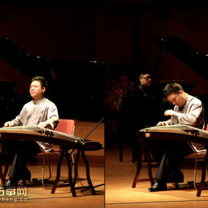 王中山在“南京古筝独奏音乐会”上演奏时的风采。