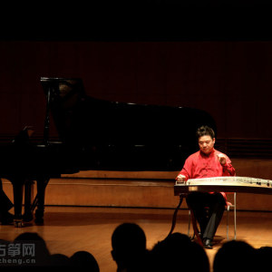 接着，王中山演奏了一曲新作品《望故乡》。（钢琴伴奏：计璐）