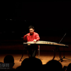 王中山演奏新作品《望故乡》时的风采。