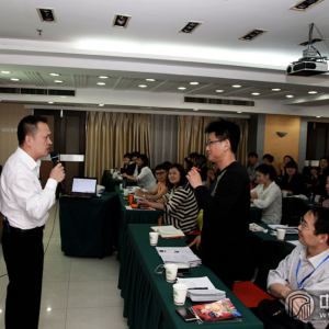 范家礼老师和学员互动。