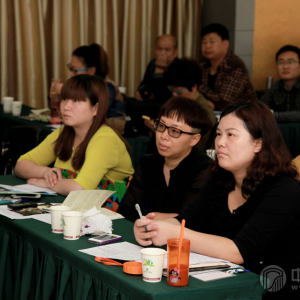 行业经营大讲堂上，学员们认真听讲。