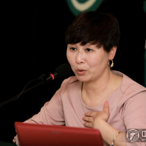 百家筝坛2013筝赢通系列活动武汉站——行业经营大讲堂，王小平老师（著名古筝演奏家、教育家、古筝基础教育专家；扬州大学艺术学院副教授；中国第一部古筝基础教学法---1+1古筝基础教学法创始人）讲解“1+1”古筝基础教学法。