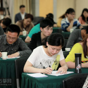 行业经营大讲堂上，学员们认真记录。