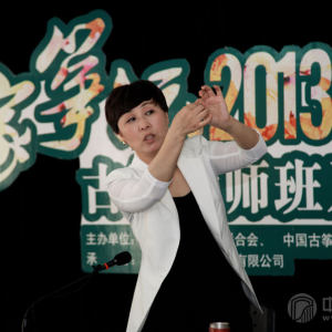 行业经营大讲堂上，王小平老师给大家演示授课技巧。