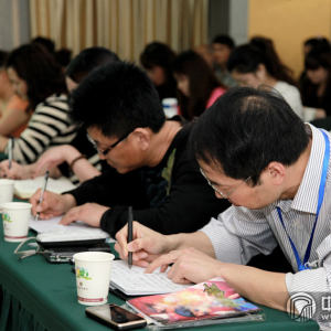 行业经营大讲堂上，学员们认真记录。