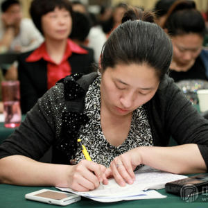 行业经营大讲堂上，学员们认真记录。