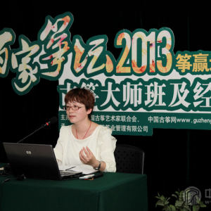 行业经营大讲堂上，琼花古筝的总经理苗红女士为现场的各位介绍了古筝的制作工艺与生产流程。