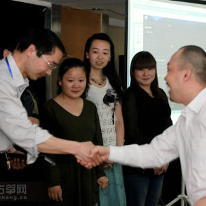 行业经营大讲堂圆满成功，林加平先生为优秀学员颁奖。