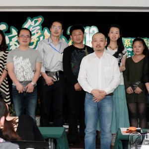 行业经营大讲堂结束，优秀学员与林加平先生合影。