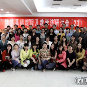 百家筝坛2013筝赢通系列活动武汉站——1+1古筝基础教程及教学研讨会（第23期）圆满成功，学员们与王小平老师合影留念。