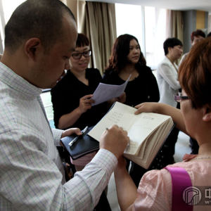 百家筝坛2013筝赢通系列活动武汉站——经营论坛完美结束，林加平(天使投资人；著名营销专家，也是唯一一位致力于古筝行业经营实践的营销管理专家；中国古筝网公益赞助人)给学员指导及签名。