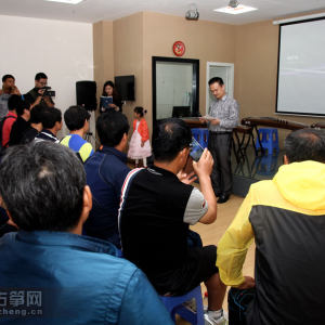 然后，百家筝鸣副总经理、人力资源管理部经理范家礼向韩国友人的到来表示热烈的欢迎，并向大家介绍了扬州古城历史以及百家筝鸣企业文化。