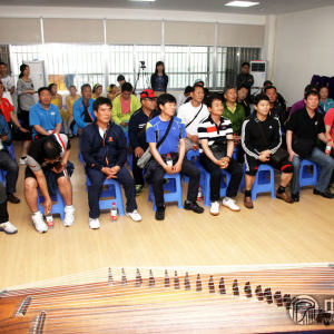 首先，由百家筝鸣古筝艺术中心的员工（徐晶）用韩语为韩国友人们介绍了本次活动安排。