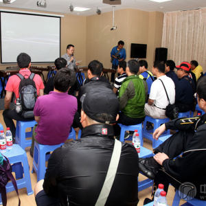 百家筝鸣副总经理、人力资源管理部经理范家礼向大家介绍扬州古城历史以及百家筝鸣企业文化。