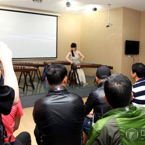 古筝新秀王怡萱老师一曲技法娴熟的古筝独奏《战台风》，使得原本严肃的气氛一下子就被欢笑声打破，大家完全对眼前的这种发出美妙音韵的乐器所打动，连连发出“啧啧”赞叹之声，鼓掌叫好。