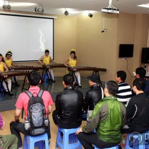 随后，大家齐聚在宽敞明亮的教室里，来自百家筝鸣的小学员首先为大家弹奏了一曲轻松愉悦的古筝重奏曲《采蘑菇的小姑娘 》。
