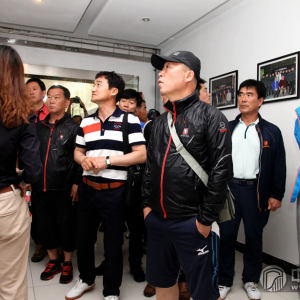 接着，韩国友人们参观百家筝鸣古筝艺术。其中，历届活动掠影，生动丰富的形象墙折射出百家筝鸣浓厚的企业文化和艺术气息，大家纷纷驻足端详一番。